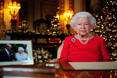 The Queen fails to mention Prince Harry & Meghan Markle in Christmas day message but praises..