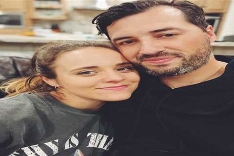 Jinger Duggar gives fans a glimpse into husband Jeremy Vuolo’s sweaty workout as the fit pastor..