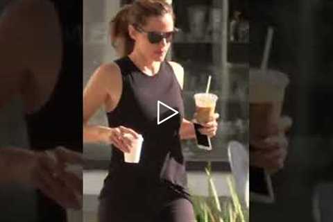 Jennifer Garner Makes A Pit Stop For Coffee After Her Morning Workout In LA😍TikTok paparazzistyle