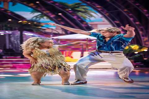 Strictly’s Ellie Simmonds wows viewers and has crowd on their feet with incredible routine