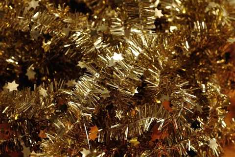 Tired Of Hanging The Same Slightly Tacky Tinsel? This Hack Will Make Your Tree The Prettiest On The ..