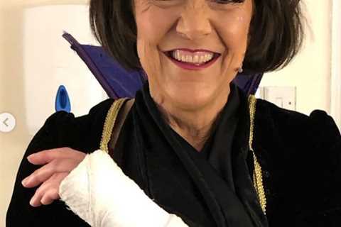 EastEnders star Gillian Wright rushed to hospital after nasty panto accident