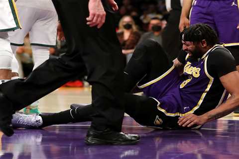 Lakers’ Anthony Davis out at least one month with right foot injury