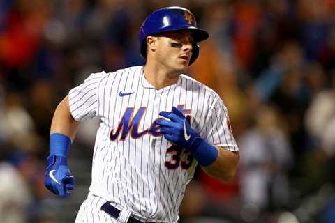 Mets trade James McCann to Orioles for player to be named later