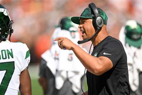 Jets receivers coach Miles Austin suspended for violating NFL gambling policy