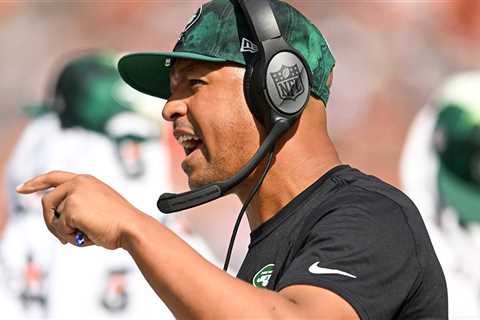 Jets WR Coach Miles Austin Suspended For Violating NFL's Gambling Policy