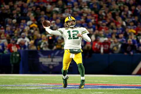 Vikings vs. Packers predictions: NFL picks, odds and betting offers