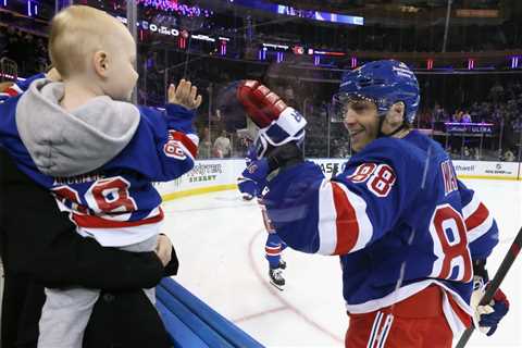 Patrick Kane shares sweet moment with girlfriend and son before Rangers debut