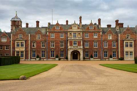 Where is Sandringham Estate and who lives there?