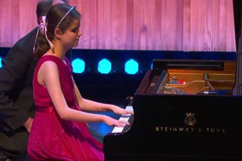 The Piano viewers left in floods of tears as blind 13 year old receives standing ovation for..