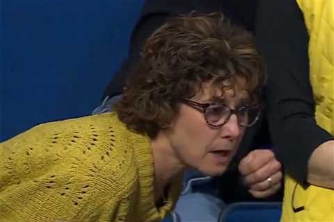 Top-ranked college wrestler’s mom breaks glasses over his loss