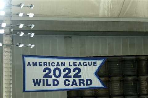 Rays unveil questionable 2022 Wild Card banner on Opening Day