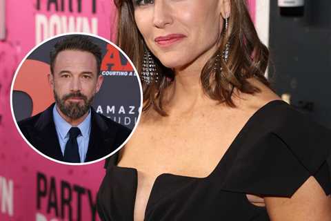 Why Jennifer Garner Avoids Coverage of Herself and Ex-Husband Ben Affleck