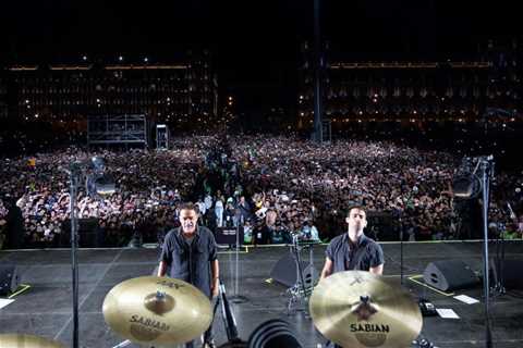 Los Fabulosos Cadillacs Draw 300,000 To Mexico’s Zócalo, Setting New Attendance Record