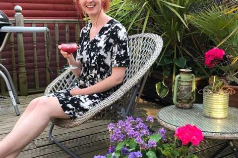 Antiques Road Trip’s Izzie Balmer flashes her legs in summer dress as she enjoys a cocktail in hot..