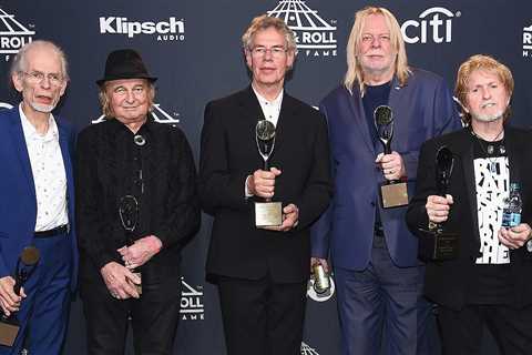 Steve Howe Recalls Hellish Side to Yes' Rock Hall Induction