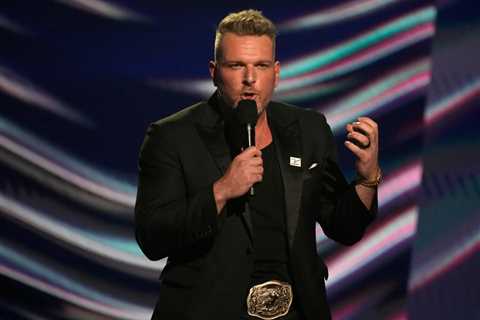 Pat McAfee blasts Skip Bayless at ESPYs for Damar Hamlin tweet