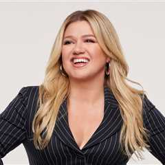 Kelly Clarkson Reminisces on Her Debut Album With Acoustic ‘Low’ Performance