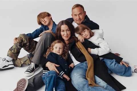 Alanis Morissette Talks Starring With Her Husband & Kids in Gap Holiday Campaign, New Christmas EP