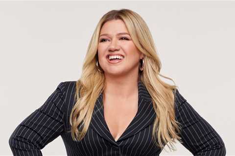 Kelly Clarkson Reminisces on Her Debut Album With Acoustic ‘Low’ Performance