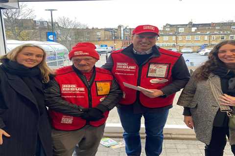 Inspiring moment Prince William sells Big Issue outside Tesco leaving shoppers stunned