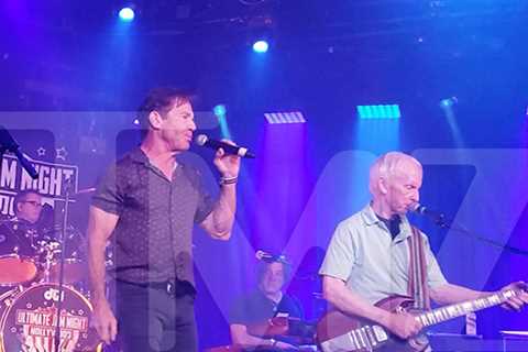 Dennis Quaid Rocks Out Onstage With The Doors' Robby Krieger