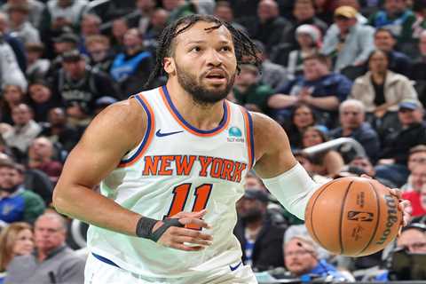 Knicks’ Jalen Brunson walking fine during on-court ceremony at Villanova