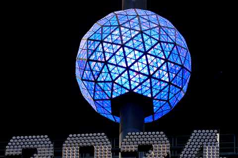 Crews Put Finishing Touches on NYC Times Square New Year's Eve Ball