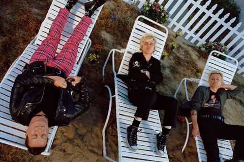 Green Day and Jimmy Fallon Rock N.Y. Subway Station With Surprise ‘Basket Case’ Performance