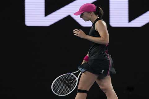 Top-ranked Iga Swiatek is out of the Australian Open after a 3rd-round loss to Linda Noskova