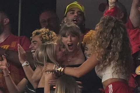 Taylor Swift celebrates first Chiefs touchdown of Super Bowl 2024