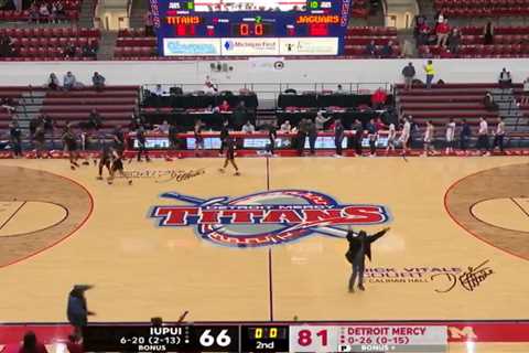 Lone college basketball fan storms court after Detroit Mercy snaps 26-game losing streak