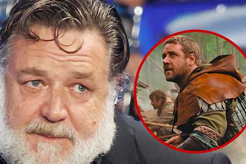 Russell Crowe Reveals He Fractured Both Legs On Set of 'Robin Hood'