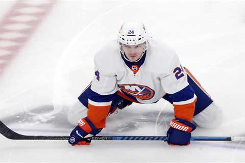 Scott Mayfield injury decision gives Islanders more trade freedom