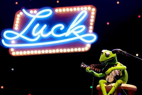 Watch Willie Nelson & Kermit the Frog Deliver a Sweet ‘Rainbow Connection’ Duet