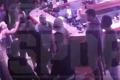 Vince Young appears to get knocked out in ugly bar fight: video