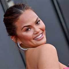 Chrissy Teigen Shared A Video Of The Anxiety Hives Across Her Chest On The Way To A Red Carpet Event