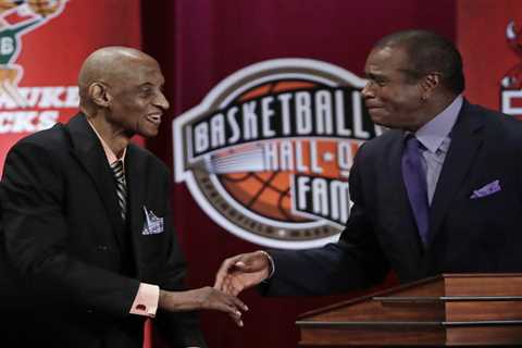 Clyde Frazier appears to break Dick Barnett Hall of Fame enshrinement before any official..