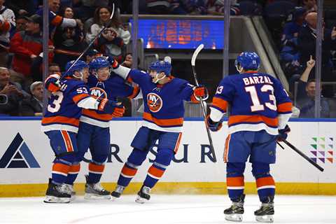 Islanders fend off Rangers’ charge to hold onto playoff spot