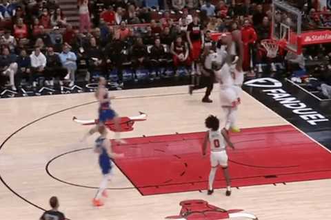 Torrey Craig’s wild self alley-oop attempt goes horribly wrong for Bulls