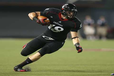 Travis Kelce chugs, slams beer during Cincinnati graduation ceremony amid wild ‘New Heights’ live..