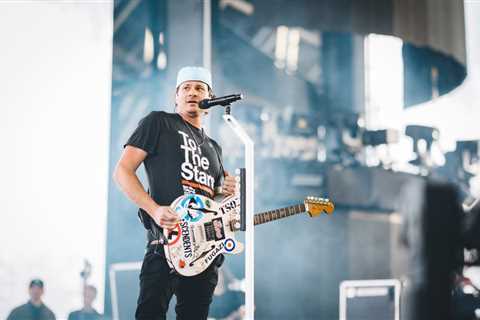 Blink-182’s Tom DeLonge Unveils Signature Fender ‘Starcaster’ Guitar