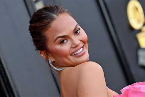 Chrissy Teigen Shared A Video Of The Anxiety Hives Across Her Chest On The Way To A Red Carpet Event