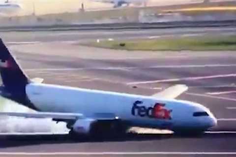 Boeing 767 Plane Crash Lands on Runway, Front Landing Gear Fails