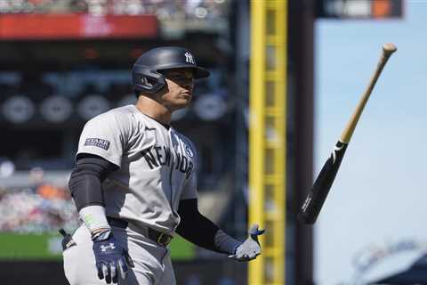 Juan Soto celebrates massive Yankees homer with epic bat flip