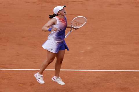 Iga Swiatek rolls to third-straight French Open championship after early scare