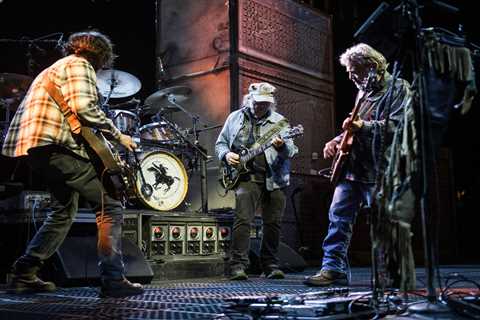 Neil Young and Crazy Horse Tour Makes ‘Big Unplanned Break’