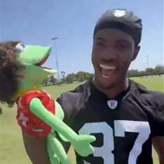 Raiders troll Patrick Mahomes, Chiefs with Kermit doll — before trainer fires back