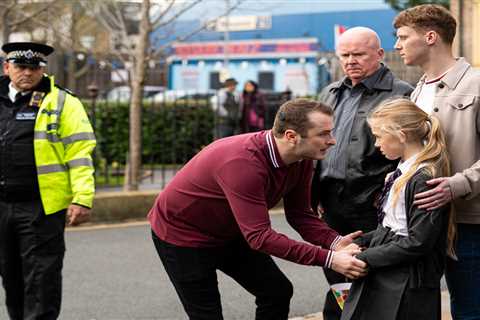 EastEnders fans call for character to stand up to bullies