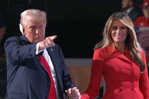 Melania Trump Kisses Donald After RNC Speech, Actually Holds His Hand